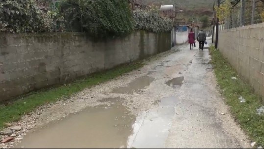 30 vite me rrugë me gropa, gjirokastritët duan zgjidhje: Gjatë dimrit duhen çizme, në verë na mbulon pluhuri