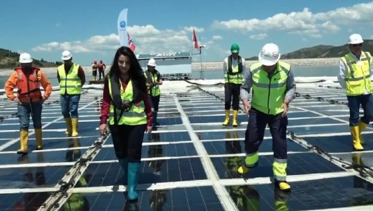 Impianti i parë fotovoltaik lundrues në Shqipëri fillon operimet tregtare, Balluku: Arritje e madhe, dy burime energjie brenda së njëjtës hapësirë (VIDEO)