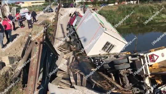 Shembet ura në Darëzezë, bie në lumë kamioni, bllokohen banorët e fshatit! FA do e ndërtojnë sërish! Roja i firmës: I thashë shoferit të mos kalonte (VIDEO)