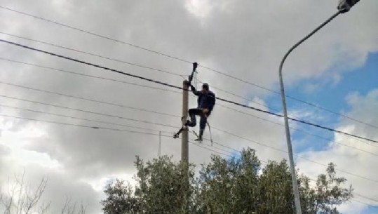 Dy elektricistë ranë nga shtylla e tensionit, njëri ndërroi jetë, lihet në burg drejtuesi i punimeve të OSSH-së në Gjirokastër