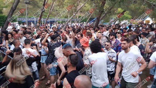 Nën ritmet e muzikës elektronike, qindra të rinj ‘pushtojnë’ bregdetin e Shëngjinit në ‘UNUM Festival’ (VIDEO)