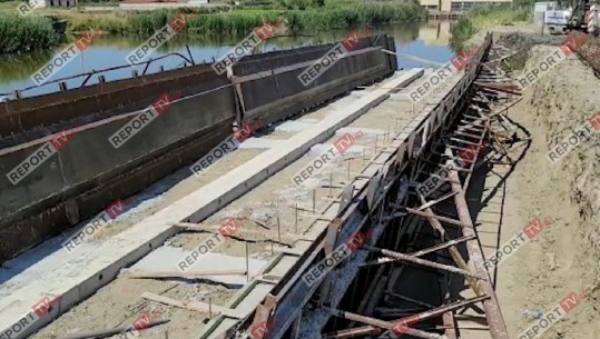 Kamioni shembi urën e Darëzezës në Fier, ushtria po ndërton të re provizore! Bashkia e Fierit do të bëjë një me standarde! Banorët: Jemi të izoluar (VIDEO)