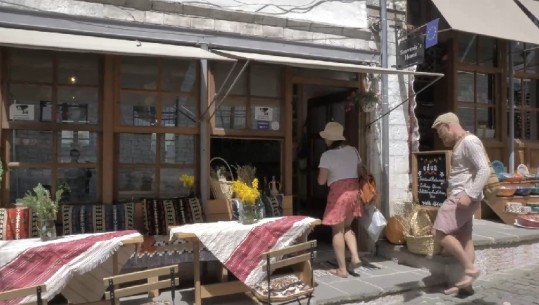 Rama sjell historinë e suksesit të një biznesi në Pazarin e Gjirokastrës: Fuqizon ekonomikisht zonjat duararta 