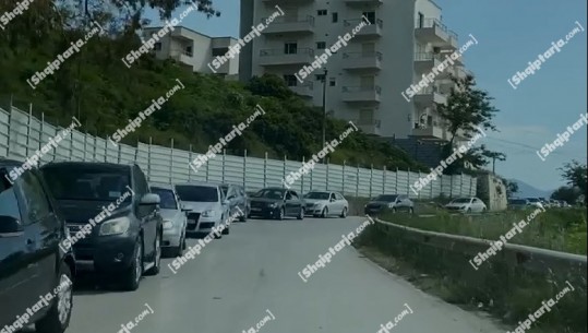 Bregdeti shqiptar i 'pushtuar' nga pushuesit gjatë fundjavës, rradhë e gjatë makinash në Orikum-Vlorë
