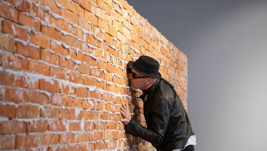 Kur një artist puth një mur, atëherë momenti, është ai i duhuri