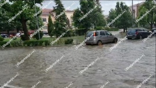 VIDEOLAJM/ 30 minuta reshje shiu ‘pushtojnë’  rrugët e Korçës