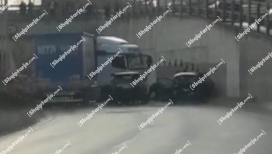 Aksident tek mbikalimi i Saukut, përfshihen 5 makina, plagoset një 28-vjeçare (VIDEO nga vendi i ngjarjes)