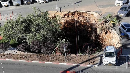 VIDEO/ Incident i frikshëm në Izrael, një gropë e madhe hapet në parkingun e një spitali dhe 'gëlltit' disa makina