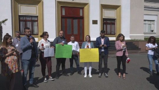 Gazetarët në gjithë rajonin në krah të kolegëve shqiptarë: Parlamenti të tërheqë vendimin për lënien e tyre jashtë komisioneve e seancës plenare, duhen konsultime