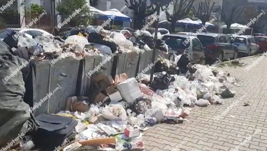 ‘Deja Vu’ e një viti më parë, Durrësi ‘pushtohet’ nga mbeturinat në prag të sezonit turistik, Bashkia 1 vit kohë s’gjeti zgjidhje! Banorët: Turp (VIDEO)