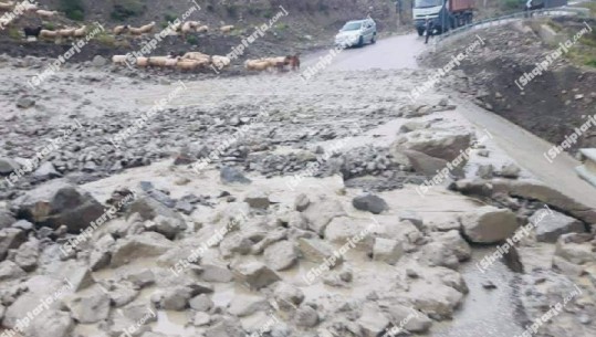 Reshje të dendura shiu në Korçë, bllokohet rruga nacionale Maliq - Lozhan - Gramsh