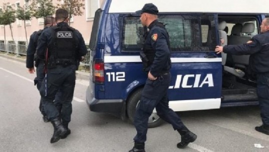 Arrestohet 21 vjeçari me precedent penalë në Korçë, policia i gjen në makinë armë të ftohtë, nuk kishte as patentë