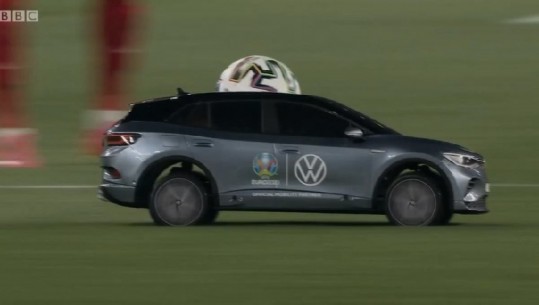 Risia e EURO 2020, arbitirit i dorëzohet topi me makinë (VIDEO)