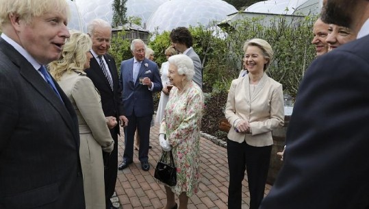 Mbretëresha shkakton të qeshura tek liderët e G7:  A nuk duhet të dukeni sikur po kënaqeni? 