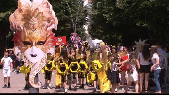 Korça në festë, magjia e karnavaleve çel sezonin turistik veror (VIDEO)