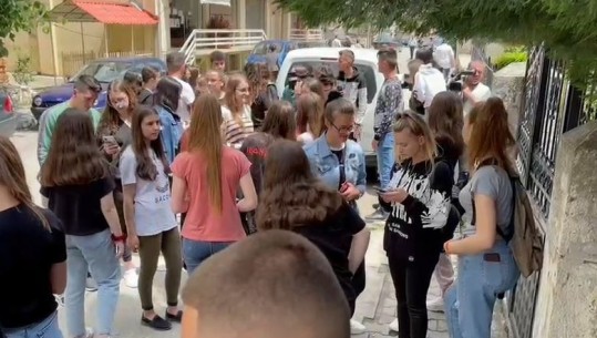 Maturantët protestë edhe në Korçë e Elbasan: Na rrezikohet kërkesa për degën që duam të studiojmë