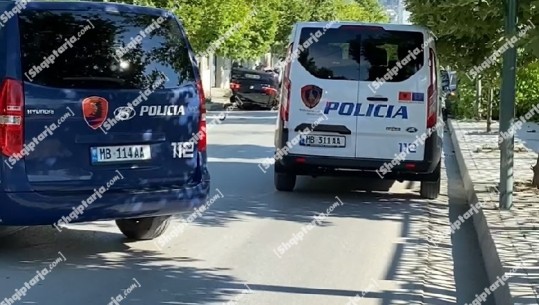 Nuk i ndaloi postbllokut të policisë, makina pëson aksident në Vlorë gjatë ndjekjes, përplas një tjetër mjet dhe përmbyset në rrugë! 2 të plagosur