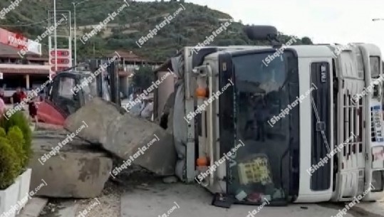Aksident rrugor në Berat, kamioni i ngarkuar me gurë përmbyset në rrugë (FOTO)