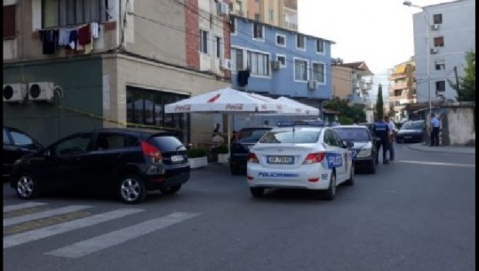 Adoleshenti plagos rëndë 30 vjeçarin në Elbasan, e qëllon më shumë se 5 herë me thikë