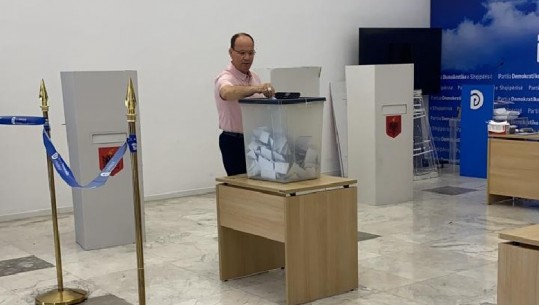 Zgjedhjet për kryetarin e ri të PD, voton Bujar Nishani