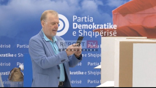 VIDEOLAJM/ Pa 'iu dridhur fare qerpiku', Genc Pollo filmon votën për kreun e PD në mes të Tiranës! I kënaqur se mbylli 'misionin'