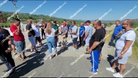 Mallakastër/ Banorët e Visokës në protestë, kompania private e naftës u ka prishur rrugën e dëmtuar varret: Fshati më i pasur, me njerëzit më të varfër