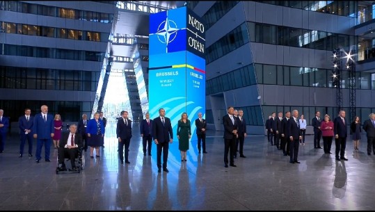 Liderët e NATO-s, foto familjare para fillimit të samitit