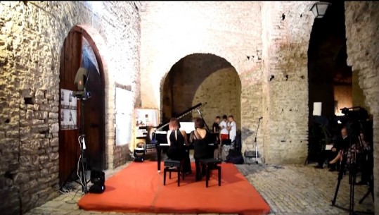  ‘Gjiro-Classica’, koncert me muzikë klasike në kalanë e Gjirokastrës