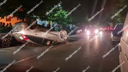 I dehur në timon, shoferi 46-vjeçar në Durrës përplas dy automjet e parkuara dhe përfundon përmbys në rrugë