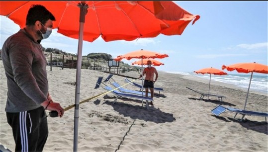 Protokolli i masave anti-COVID për sezonin turistik: Rregullat për plazh, çadrat 3.5 metra nga njëra-tjetra, kujdes me mishin, mos hani me gishta