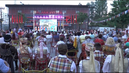 Muzika folklorike gjallëron Vlorën për 3 ditë, 300 artistë nga rajoni e bota performojnë në qytetin bregdetar