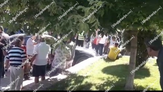 Po parkonte makinën, 31-vjeçarja në Korçë i jep gaz mjetit dhe përfundon në trotuar, plagos këmbësorin! Shoqërohet në polici (VIDEO)