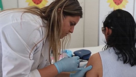  ‘Më shumë mbrojtje për mësuesit dhe pedagogët’, Manastirliu publikon pamje nga vaksinimi: Mbi 25 mijë arsimtarë kanë marrë të dyja dozat 