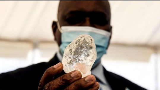 I treti në botë për nga madhësia, zbulohet diamanti i çmuar 1,098 karat në Republikën e Botsvanës
