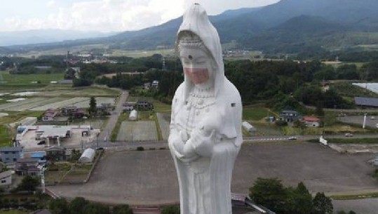 Kohë covidiane, Japonia vesh me një maskë statujën gjigande budiste në shenjë lutjeje për fundit e pandemisë 