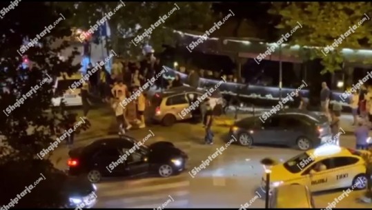 Aksident rrugor te 'Brryli' në Tiranë, makina hipën në trotuar, përfundon në derën e një lokali