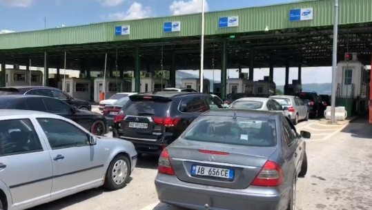 Fluks udhëtarësh në Morinë, pushuesit nga Kosova zgjedhin bregdetin shqiptar për të kaluar fundjavën