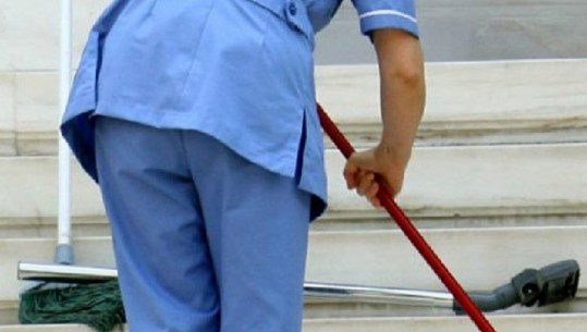   Punonte si pastruese në një pallat, përdhunohet 50-vjeçarja shqiptare në Athinë, gratë dhe vajzat greke dalin në mbështetje të saj: Asnjëra nuk është vetëm
