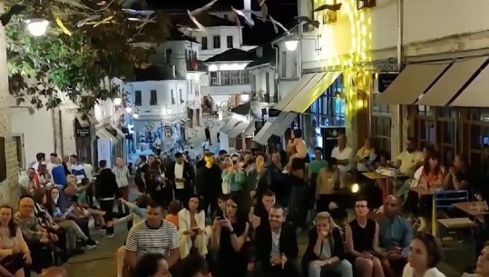 Serenatat korçare ‘zbresin’ në pazarin karakteristik të Gjirokastrës, aktorë dhe këngëtarë performojnë rrugëve të gurta 