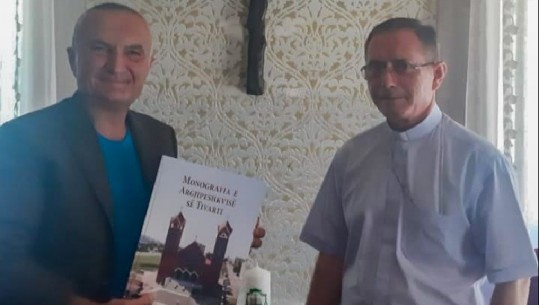 Meta merr dhuratën e veçantë nga Arqipeshkvin në ndalesën në Tivar: Mezi pres të lexoj një nga botimet njërës prej organizimeve kishtare më të vjetra në rajonin tonë