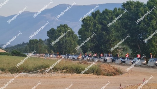 FOTOLAJM/ Makinat radhë kilometrike nga Dukati deri në Vlorë, pushuesit orë të gjata pritjesh në trafik