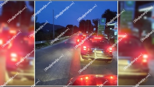 Tentuan rrugën dytësore nga Ndroqi për të shmangur trafikun, por makinat bllokohen edhe aty! Autostrada Tiranë-Durrës, e lirë