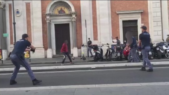 VIDEO/ Një person me thikë në dorë përhap panik në stacionin e trenit në Romë, policia e qëllon me armë për ta neutralizuar