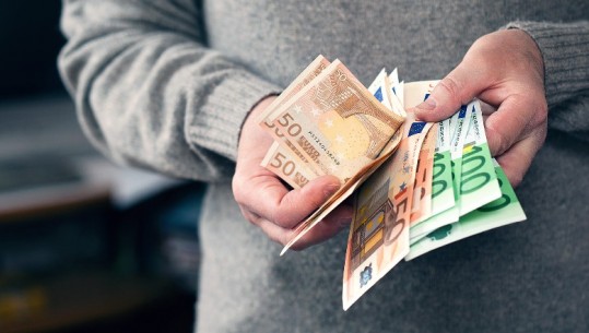 Vrojtimi i Bankës së Austrisë: 34% e shqiptarëve mbajnë euro në cash, rritje e fenomenit më 2020