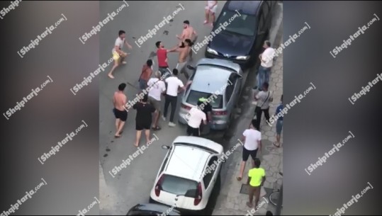 Me grushte e shufra hekuri, sherr masiv mes të rinjve në Shëngjin! 2 vëllezërit kosovarë përplasen me 2 vëllezërit nga Shëngjini për një vajzë (VIDEO)