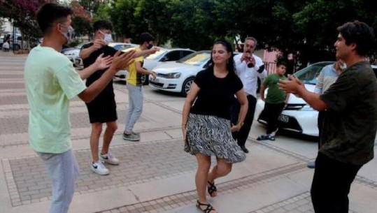 Si ditën kur u martua, gruaja turke feston divorcin, nis festa me daulle e këngë në lagje (VIDEO)