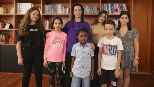 Ministrja Kushi takon fëmijë e prindër refugjatë në Shqipëri: MASR ka thjeshtuar procedurat e regjistrimit në shkollat publike
