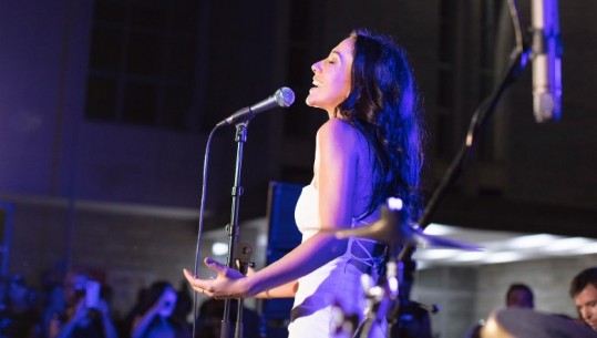 Elhaida Dani ndez atmosferën në 'Festivalin e Resë' në Tiranë, sjell magjinë e këngëve shqiptare dhe italiane