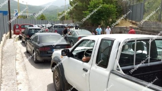 Qytetarët denoncojnë në Report Tv radhën e gjatë të makinave në Kakavijë: Problemi te pala greke! Nga nesër lejohen autobusët shqiptarë drejt Greqisë