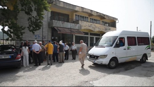 Dropulli i Sipërm pa autobusë, banorët ngrihen në protestë: Nuk kemi para të shkojmë me taksi në Gjirokastër